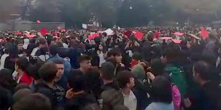 Türk Bayrağı koreografisi yapılamadı, öğrenciler tepki gösterdi