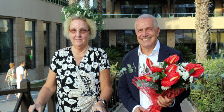 9 yılda 3 yıl konakladığı otelin kraliçesi ilan edildi