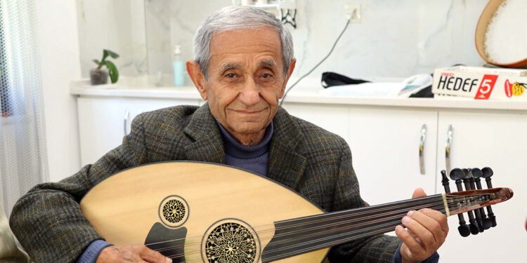 91 yaşındaki şair ve bestekar yaşlılar korosunda ut çalıyor