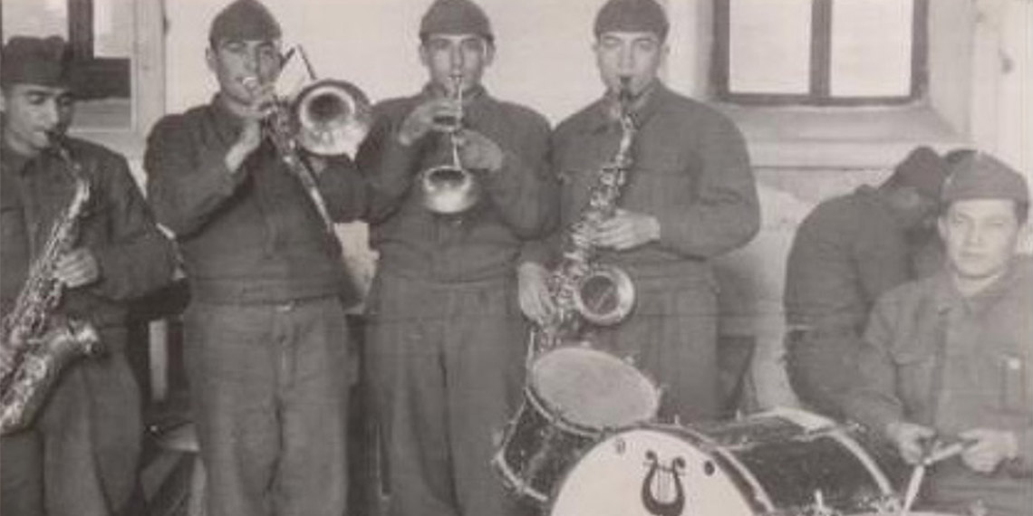 Kayseri'de yaşayan 91 yaşındaki şair ve bestekar Sabit Özdemir Özenç, Ulu Çınarlar Yaşlı Yaşam ve Dayanışma Merkezi'nde oluşturulan yaşlılar korosunda çaldığı ut ile yer aldı.