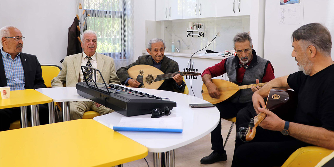 91 yaşındaki şair ve bestekar yaşlılar korosunda ut çalıyor