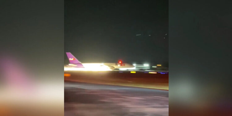 ABD’de arıza yapan uçak, gövdesi üzerine iniş yaptı