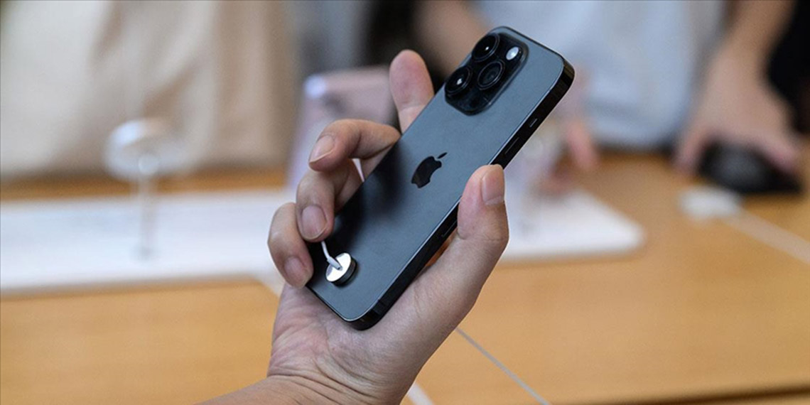 Vatandaşlar, fiyatı 66 bin liradan başlayıp 93 bin liraya kadar çıkan telefonları alabilmek için mağazalar önünde uzun kuyruklar oluşturup, AVM kapılarında sabahladı.