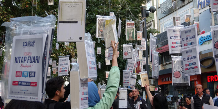 Ağaçlara asılan 7 bin 500 kitap dakikalar içinde toplandı