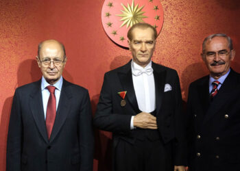 Ahmet Necdet Sezer, balmumu müzesini gezdi