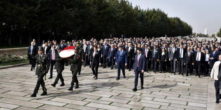 Akşener Anıtkabir'i ziyaret etti