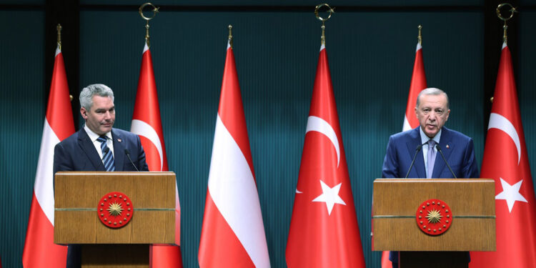 Amerika'nın uçak gemisinin İsrail'de ne işi var?