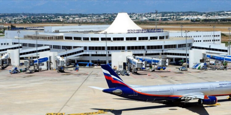 Antalya Havalimanı'nda uçuşlar geçici olarak durduruldu