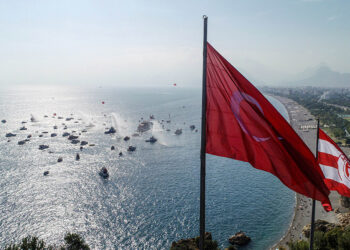 Antalya'da Cumhuriyet'in 100'üncü yılı denizde kutlandı