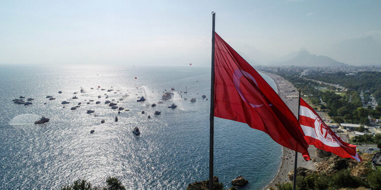 Antalya'da Cumhuriyet'in 100'üncü yılı denizde kutlandı