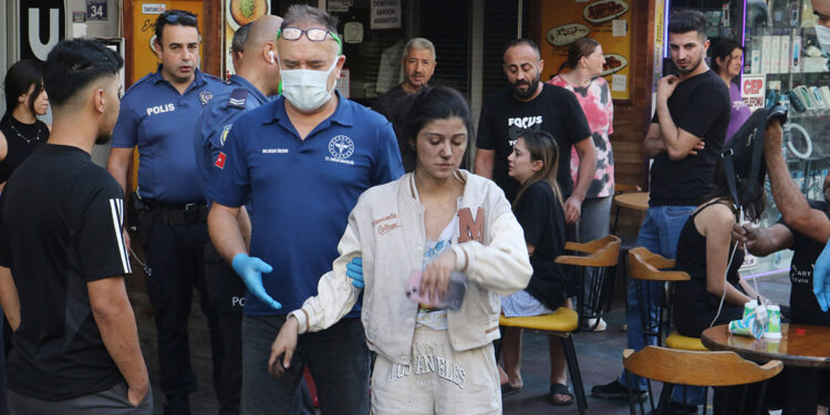 Antalya'da apartmandaki yangında 6 kişi dumandan etkilendi