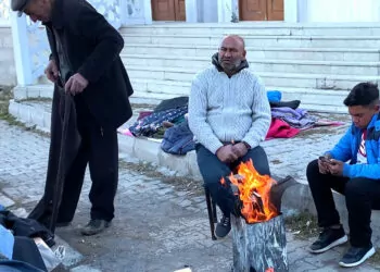 Ardahan'da pazar esnafı, ateş yakıp müşteri bekledi