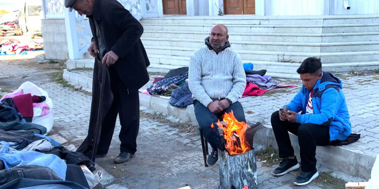 Ardahan'da pazar esnafı, ateş yakıp müşteri bekledi