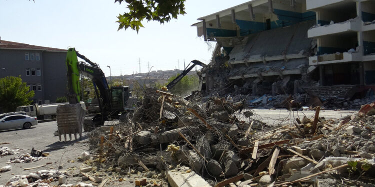 Avcılar'da depreme dayanıksız okul yıkıldı