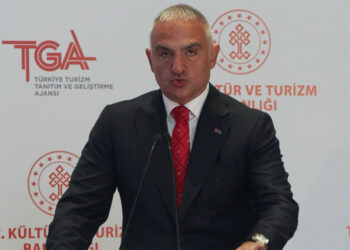 Ayasofya'ya ziyaretler yabancı vatandaşlar için ücretli olacak