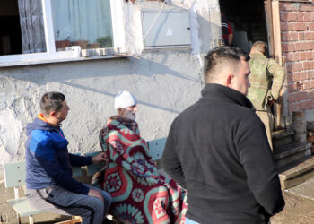 Babasını yangından kurtarırken yüzü ve saçları yandı