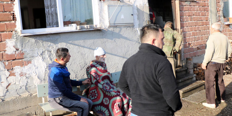 Babasını yangından kurtarırken yüzü ve saçları yandı