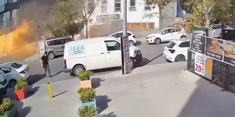 Bağcılar'da iş yerinde patlama anı kamerada