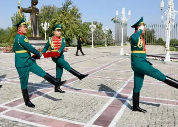 Bakan fidan, türkmenistan bağımsızlık anıtı’na çelenk koydu