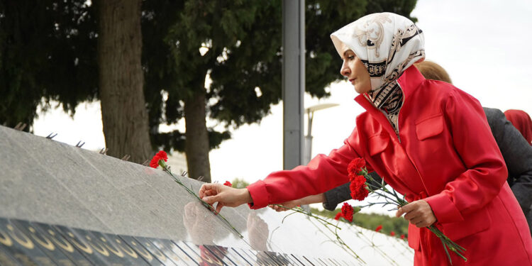Bakan Göktaş, Haydar Aliyev'in mezarını ziyaret etti
