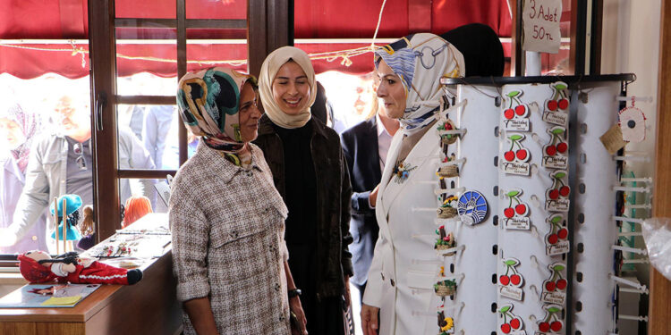 Bakan Göktaş, kadın kooperatifi üyeleriyle bir araya geldi