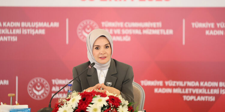 Bakan Göktaş, kadın milletvekilleriyle buluştu