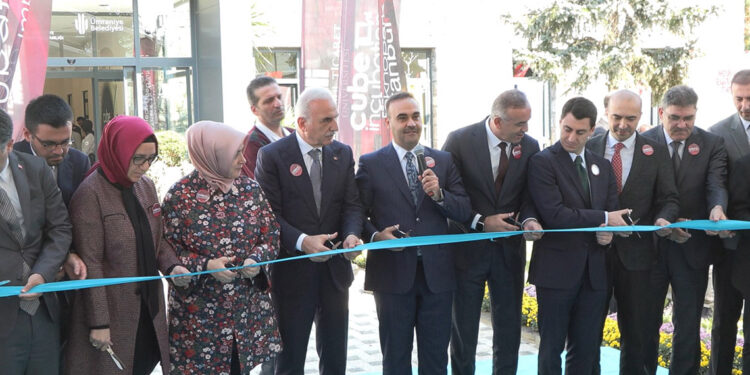 Bakan Kacır, Uydu Kuluçka Merkezi'ni açtı