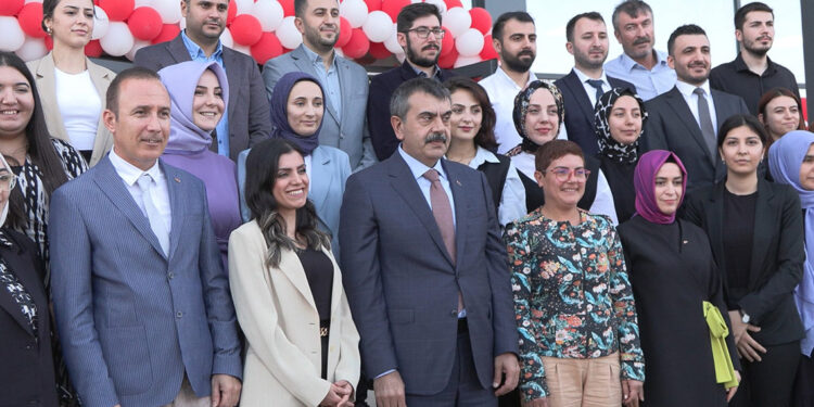 Bakan Tekin, Sancaktepe'de toplu okul açılış törenine katıldı