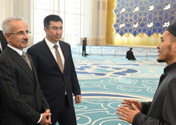 Bakan Uraloğlu, Astana Büyük Camisi’ni ziyaret etti