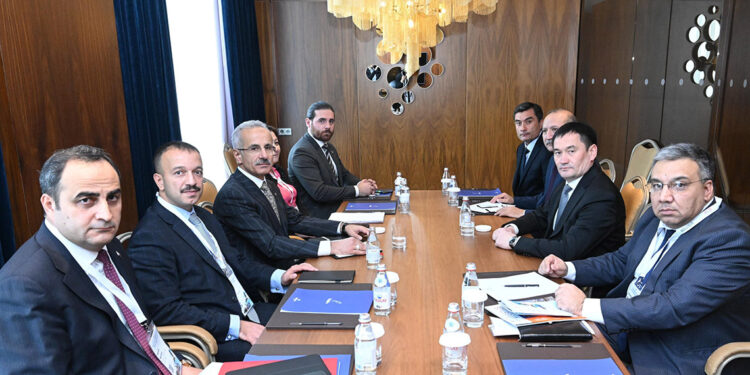 Bakan Uraloğlu, Özbekistan Ulaştırma Bakanı ile görüştü