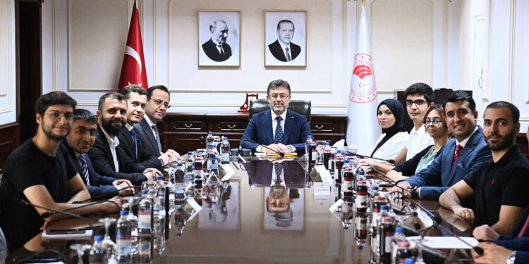 Bakan Yumaklı, TEKNOFEST'te ödül alan gençlerle buluştu