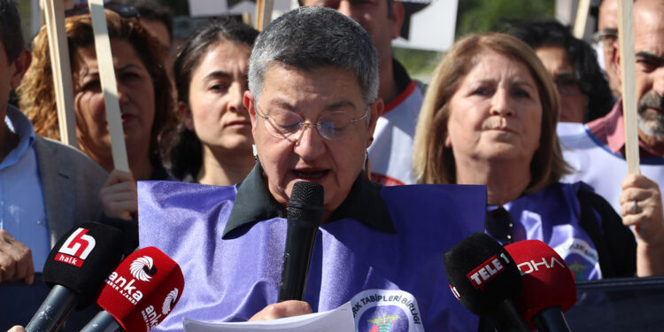 Bakanlık önünde sağlıkta şiddete tepki