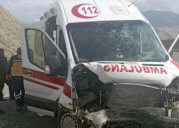Bariyere çarpan ambulanstaki 4 kişi yaralandı