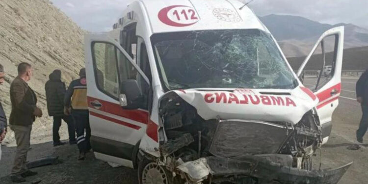 Bariyere çarpan ambulanstaki 4 kişi yaralandı