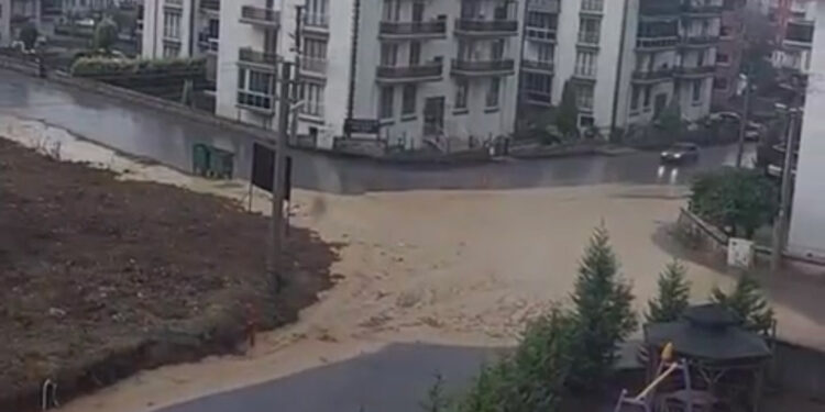 Bartın'da sağanak su baskınlarına sebep oldu