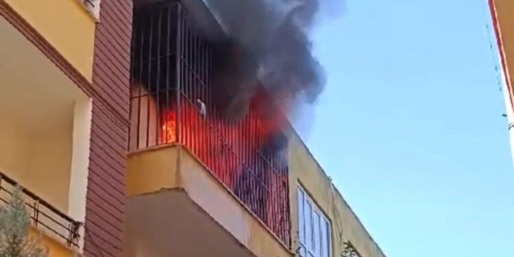 Batman'da 3 katlı binada yangın