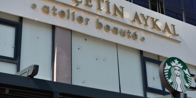 Belediye başkanının kızının güzellik merkezine silahlı saldırı