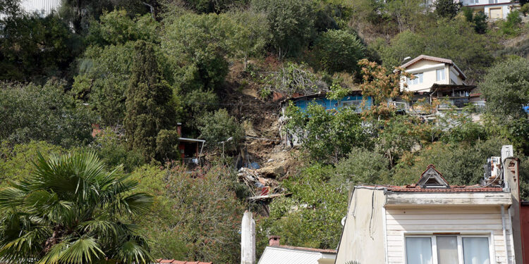 Beşiktaş'ta yerinden kopan kaya parçaları evlerin üzerine düştü