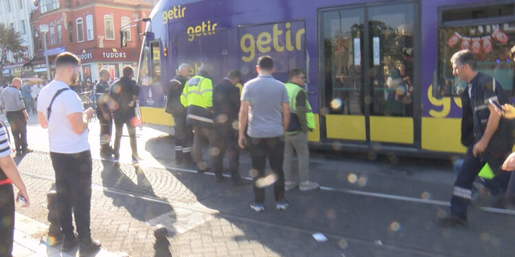 Beyazıt'ta tramvay raydan çıktı