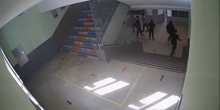 Beylikdüzü'nde okulu basan veli öğretmenlere saldırdı 