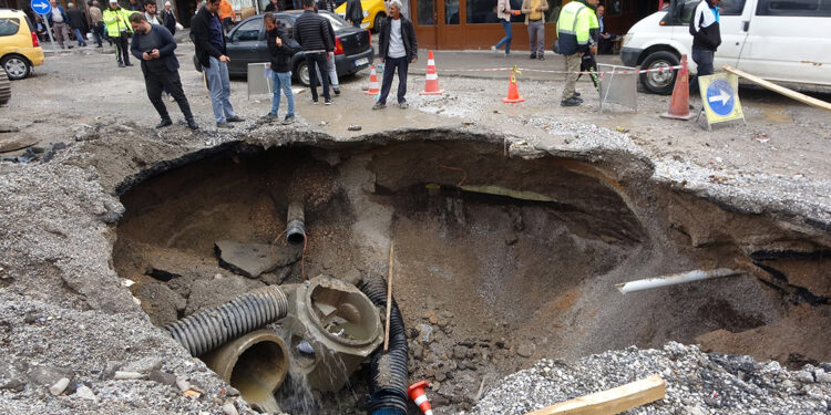 Bitlis'te sağanak sele neden oldu; altyapı da zarar gördü