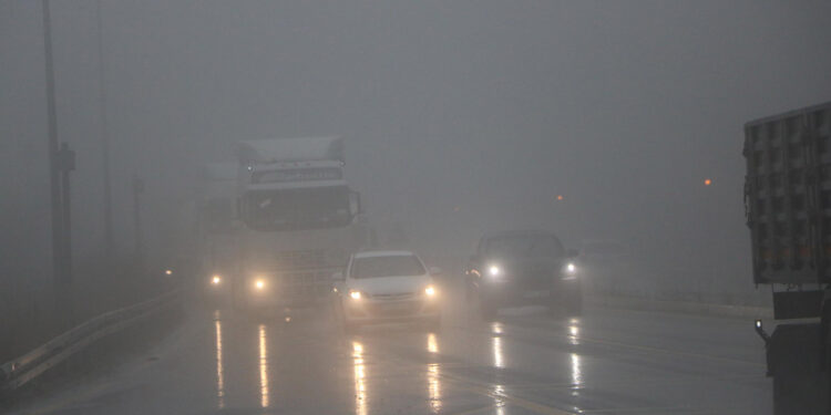 Bolu Dağı'nda sağanak ve sis ulaşımı yavaşlattı