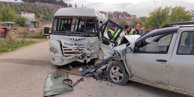 Bursa'da cip yolcu minibüsüne çarptı; 11 yaralı