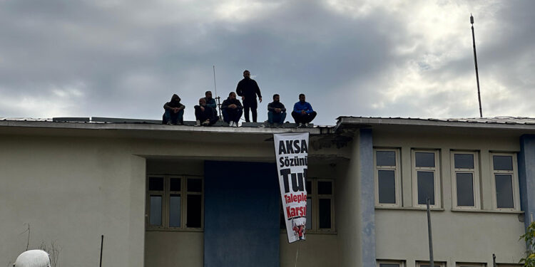Çalışanlar, firmanın çatısına çıkarak eylem yaptı