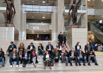 ANAYASA Mahkemesi'nin (AYM) "seçilme hakkı" ile "kişi hürriyeti ve güvenliği" haklarının ihlal edildiğine hükmettiği Türkiye İşçi Partisi'nden (TİP) milletvekili seçilen ancak Gezi davası nedeniyle tutuklu bulunan Can Atalay için meslektaşları AYM kararının uygulanması için adliyede oturma eylemi başlattı. Avukatları, milletvekili seçilerek dokunulmazlık kazanan Can Atalay'ın yargılamanın durması ve tahliye talebinin reddedilmesi üzerine AYM'ye başvurmuşlardı. AYM de başvuruyu kabul ederek oy çokluğuyla 25 Ekim'de Can Atalay'ın "seçilme hakkı" ile "kişi hürriyeti ve güvenliği" haklarının ihlal edildiğine hükmetmişti. AYM'nin kısa kararı dün Gezi davasına bakan ve hükmü veren İstanbul 13. Ağır Ceza Mahkemesi'ne gönderilmişti. Mahkeme heyetinin bugün Can Atalay konusunda değerlendirme yaptığı öğrenildi. KARAR ÇIKMASINI BEKLİYORLAR Öte yandan Can Atalay'ın avukat meslektaşları, bugün Çağlayan'daki İstanbul Adalet Sarayı'nda toplanarak oturma eylemi başlattı. Mahkemenin bir karar vermesini bekleyen meslektaşları, adliyenin atrium alanında oturma eylemi yaptı.