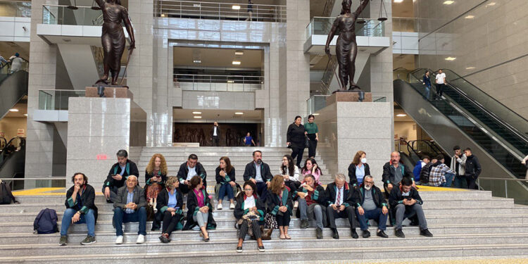 ANAYASA Mahkemesi'nin (AYM) "seçilme hakkı" ile "kişi hürriyeti ve güvenliği" haklarının ihlal edildiğine hükmettiği Türkiye İşçi Partisi'nden (TİP) milletvekili seçilen ancak Gezi davası nedeniyle tutuklu bulunan Can Atalay için meslektaşları AYM kararının uygulanması için adliyede oturma eylemi başlattı. Avukatları, milletvekili seçilerek dokunulmazlık kazanan Can Atalay'ın yargılamanın durması ve tahliye talebinin reddedilmesi üzerine AYM'ye başvurmuşlardı. AYM de başvuruyu kabul ederek oy çokluğuyla 25 Ekim'de Can Atalay'ın "seçilme hakkı" ile "kişi hürriyeti ve güvenliği" haklarının ihlal edildiğine hükmetmişti. AYM'nin kısa kararı dün Gezi davasına bakan ve hükmü veren İstanbul 13. Ağır Ceza Mahkemesi'ne gönderilmişti. Mahkeme heyetinin bugün Can Atalay konusunda değerlendirme yaptığı öğrenildi. KARAR ÇIKMASINI BEKLİYORLAR Öte yandan Can Atalay'ın avukat meslektaşları, bugün Çağlayan'daki İstanbul Adalet Sarayı'nda toplanarak oturma eylemi başlattı. Mahkemenin bir karar vermesini bekleyen meslektaşları, adliyenin atrium alanında oturma eylemi yaptı.