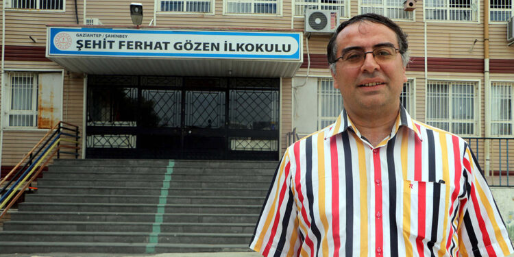 Çocukken okuduğu kitaptan etkilenip, 44 dil öğrendi