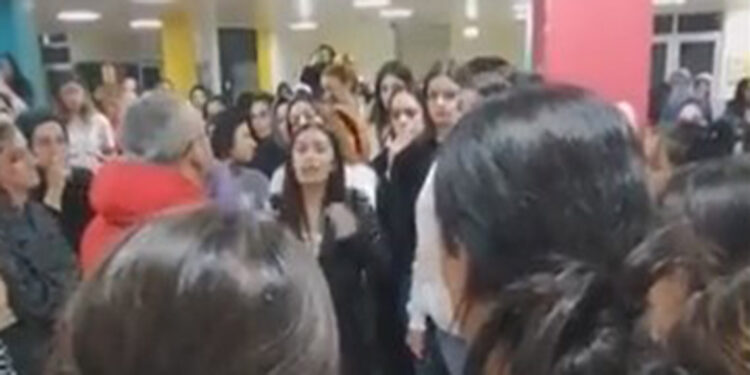 Çorum'da KYK yurdunda öğrenciler asansörde mahsur kaldı