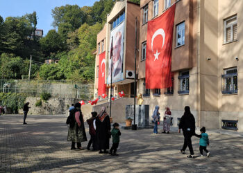Cumhuriyet kutlamasında yakılan meşaleden 3 veli yaralandı