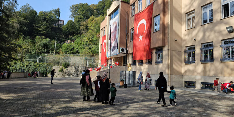 Cumhuriyet kutlamasında yakılan meşaleden 3 veli yaralandı